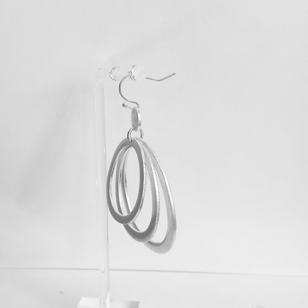 Towne& Reese Exclusively Stich Fix Silver Triple Oval Earrings - Picture 3 of 3